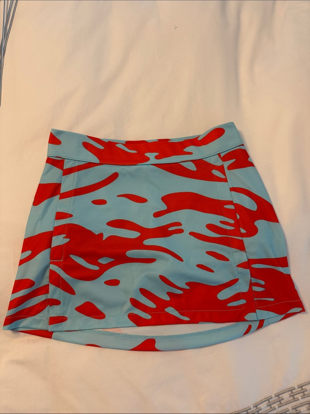 J. LINDEBERG Blue and Red Abstract Print Skort